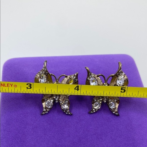 💛 Elegant Gold Tone Butterfly Earrings - Picture 2 of 6